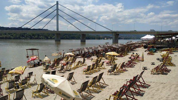 Крај Дунава највише 14.400 купача, физичка дистанца обавезна и у води: Нова правила на Штранду